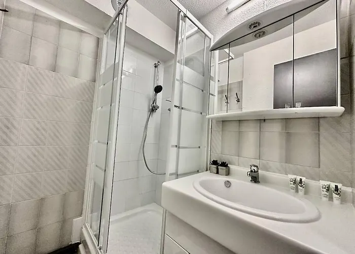 Pgh N11- Terrasse Arboree, Piscine, Parking Prive Apartament